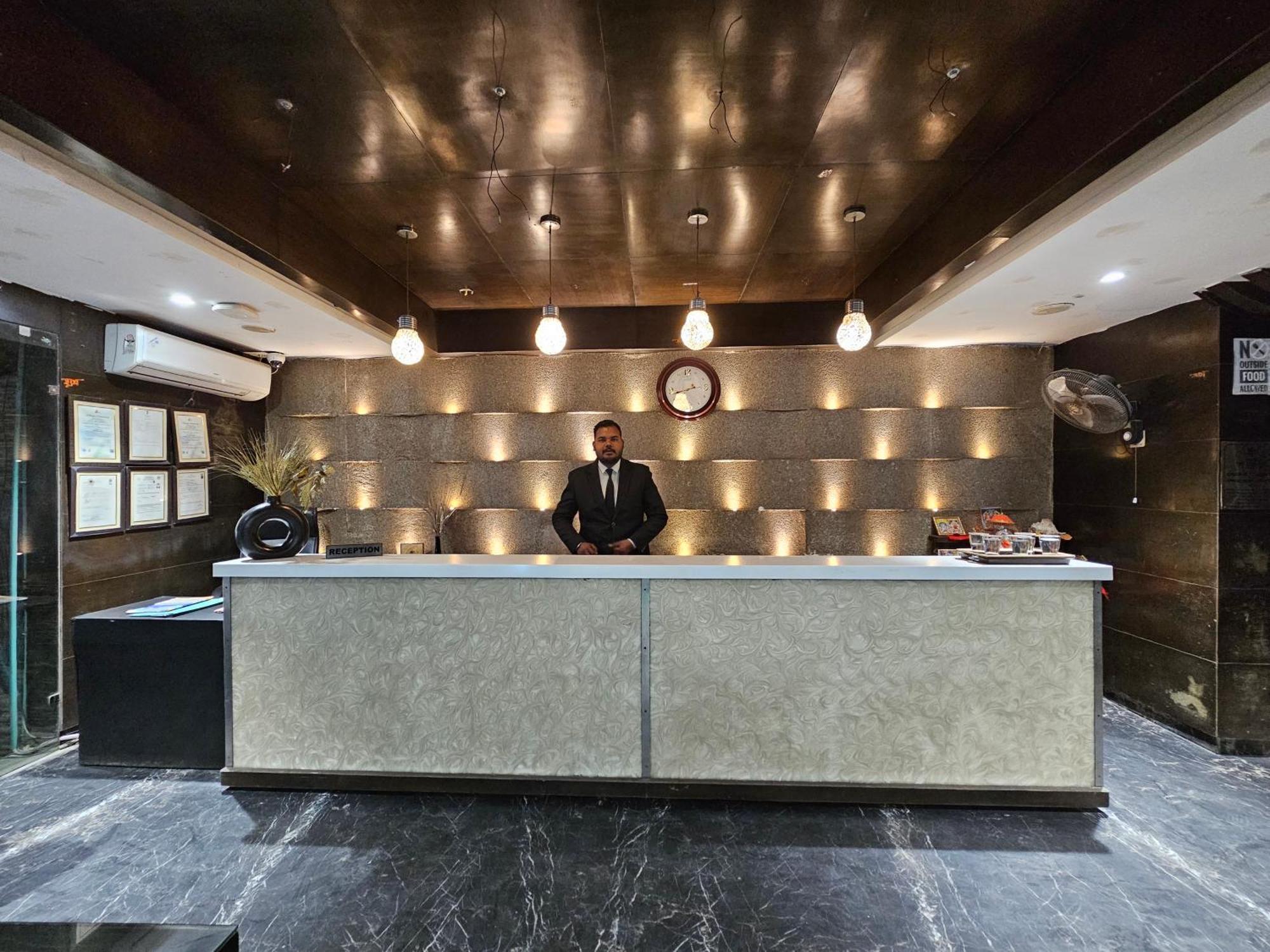 Hotel Mk Vivanta Гвалиор Экстерьер фото